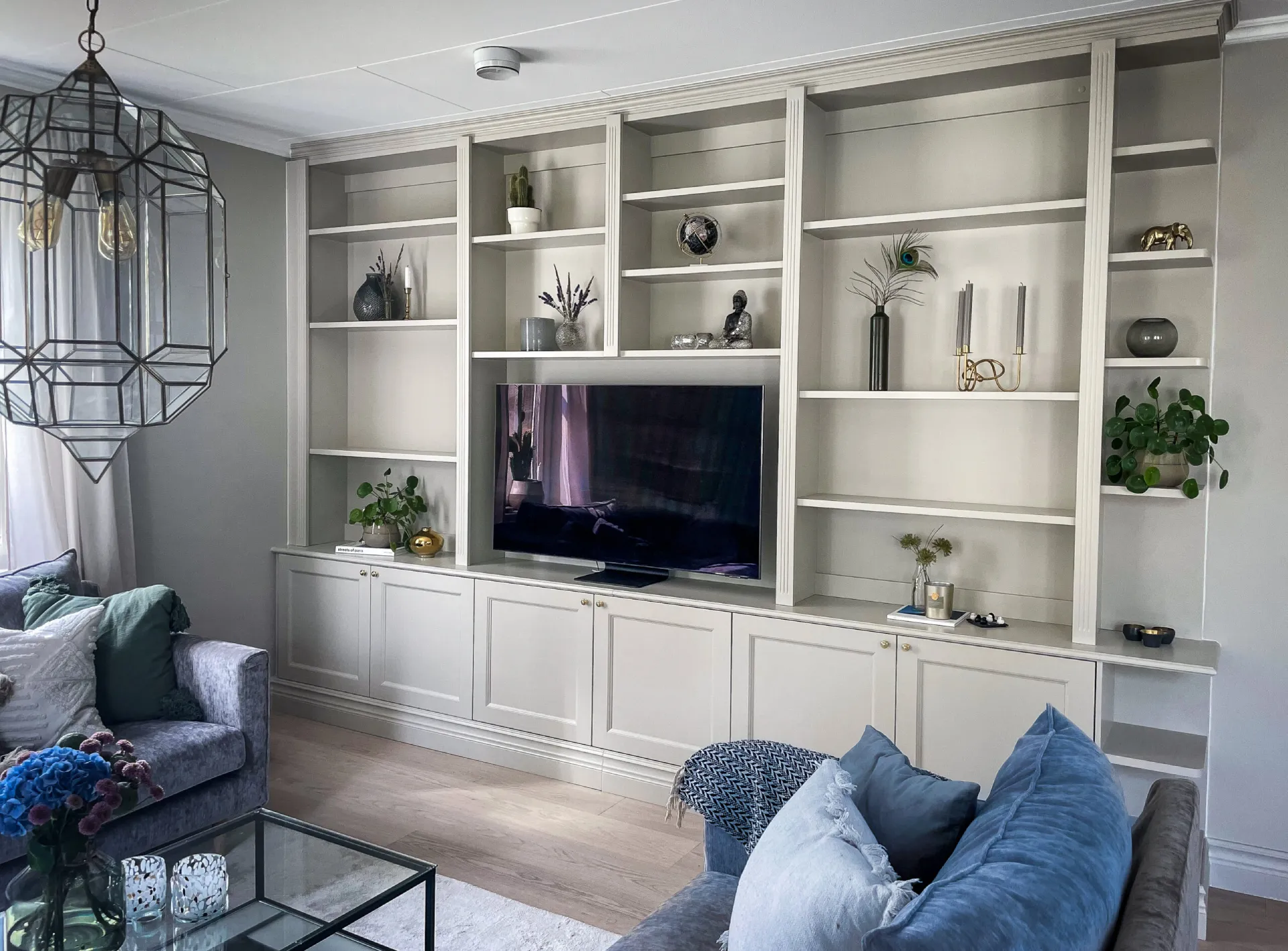 Platsbyggd bokhylla med infälld TV av Ekskogens Snickeri